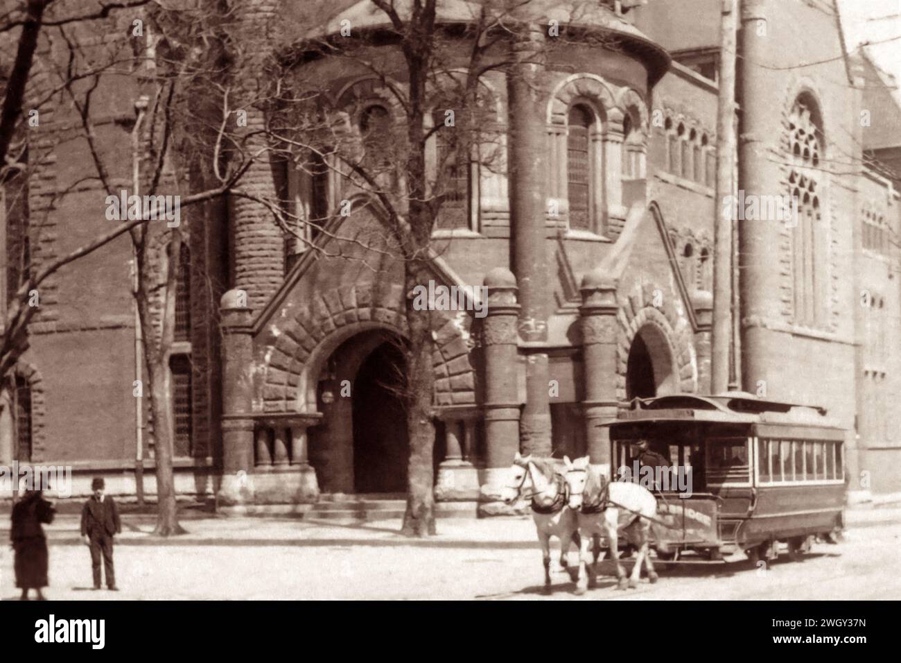 1893 scena di strada di fronte all'edificio della chiesa, conosciuto come Tabernacolo di Talmage per il pastore e predicatore Thomas DeWitt Talmage, della Central Presbyterian Church di Brooklyn, New York. Nell'anno successivo a questa foto, l'edificio raffigurato è stato distrutto da un incendio. Foto Stock