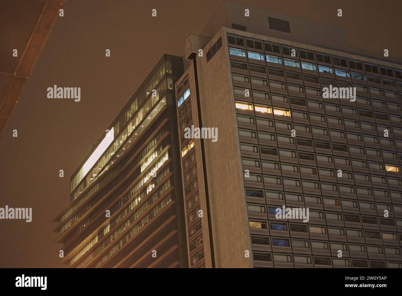 Bruxelles, Belgio. 5 febbraio 2024. Edificio illuminato. I grattacieli di Bruxelles. Luce nelle finestre di un grattacielo. Facciata dell'hotel Thon Foto Stock