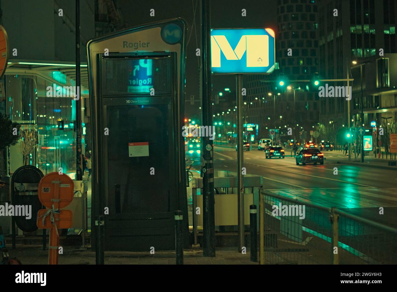 Bruxelles, Belgio. 5 febbraio 2024. Città notturna. Logo della metropolitana con la lettera M. la lettera brilla di notte. Stazione Roger. Facciata dei grattacieli Foto Stock