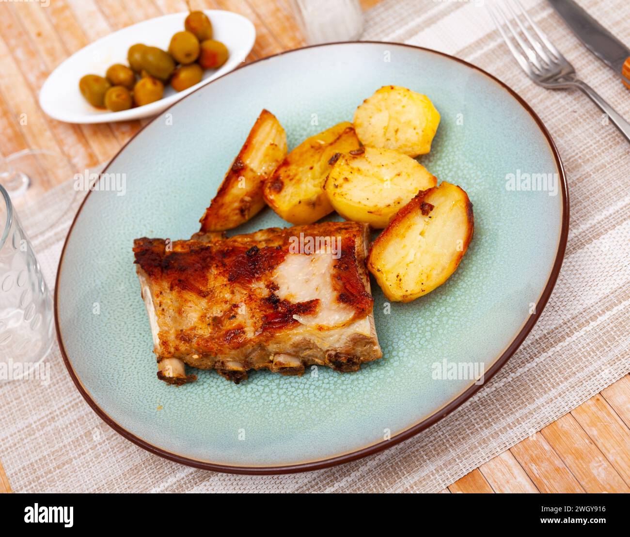 Ccostillas de cerdo - costolette di maiale con patate bollite Foto Stock