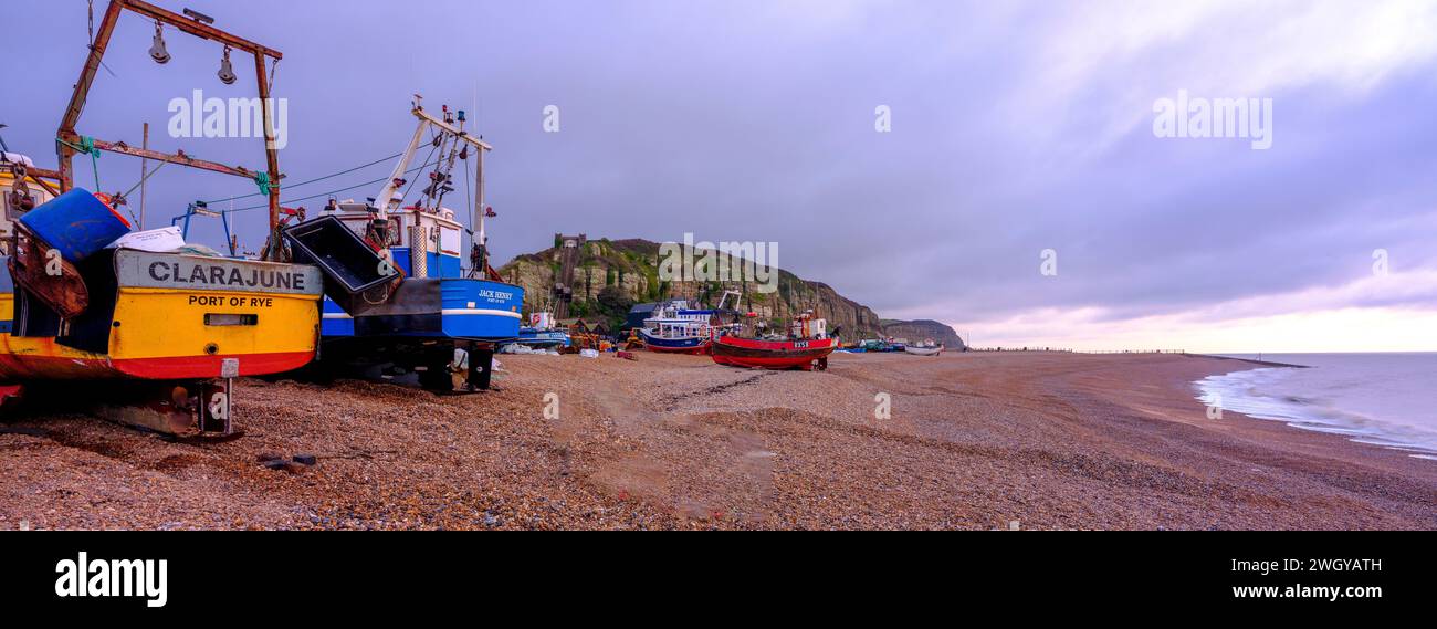 Hastings, Regno Unito - 3 febbraio 2023: Luce dell'alba sulla flotta di pescatori di Hasting's Beach, East Sussex Foto Stock