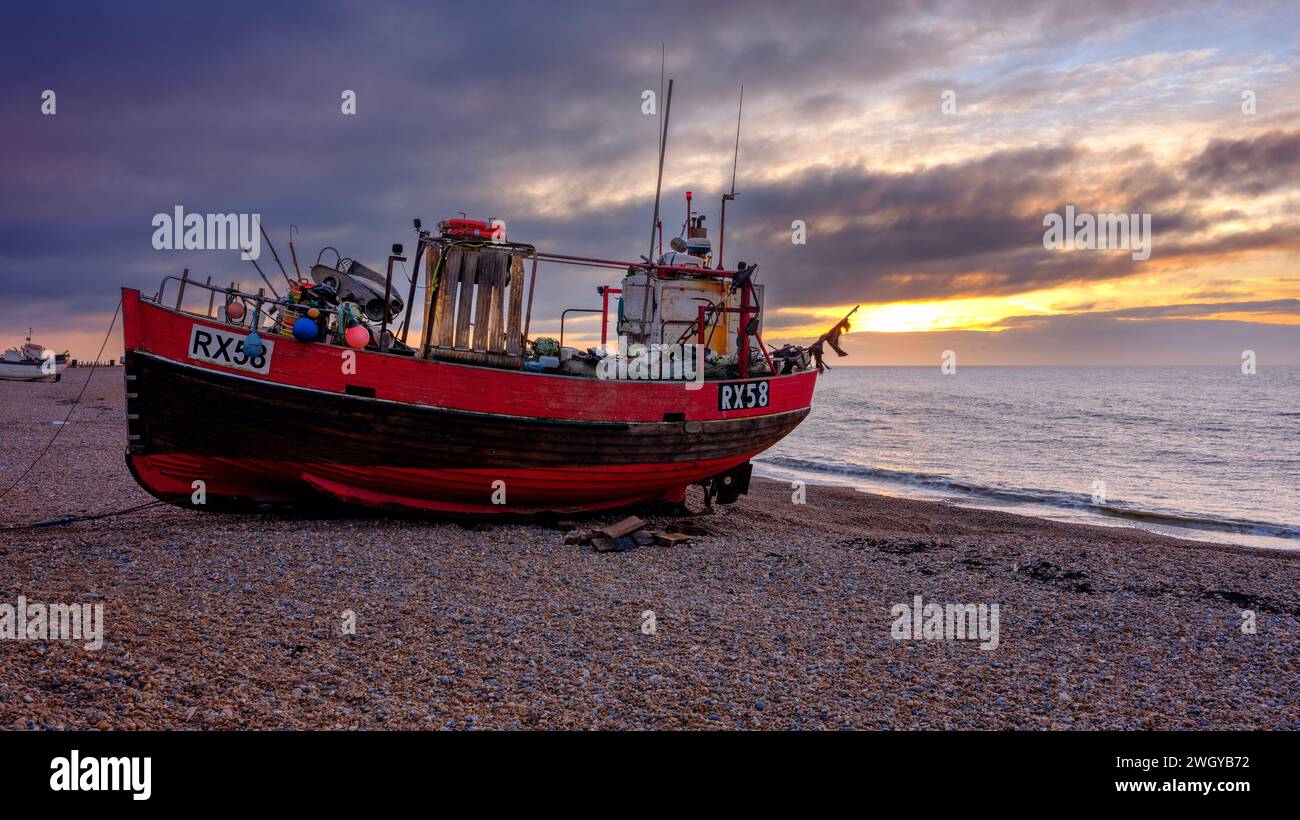 Hastings, Regno Unito - 3 febbraio 2023: Luce dell'alba sulla flotta di pescatori di Hasting's Beach, East Sussex Foto Stock