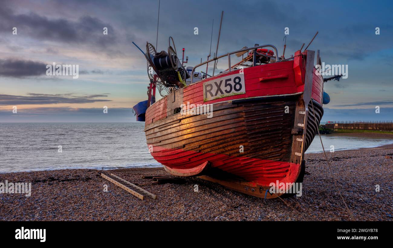 Hastings, Regno Unito - 3 febbraio 2023: Luce dell'alba sulla flotta di pescatori di Hasting's Beach, East Sussex Foto Stock
