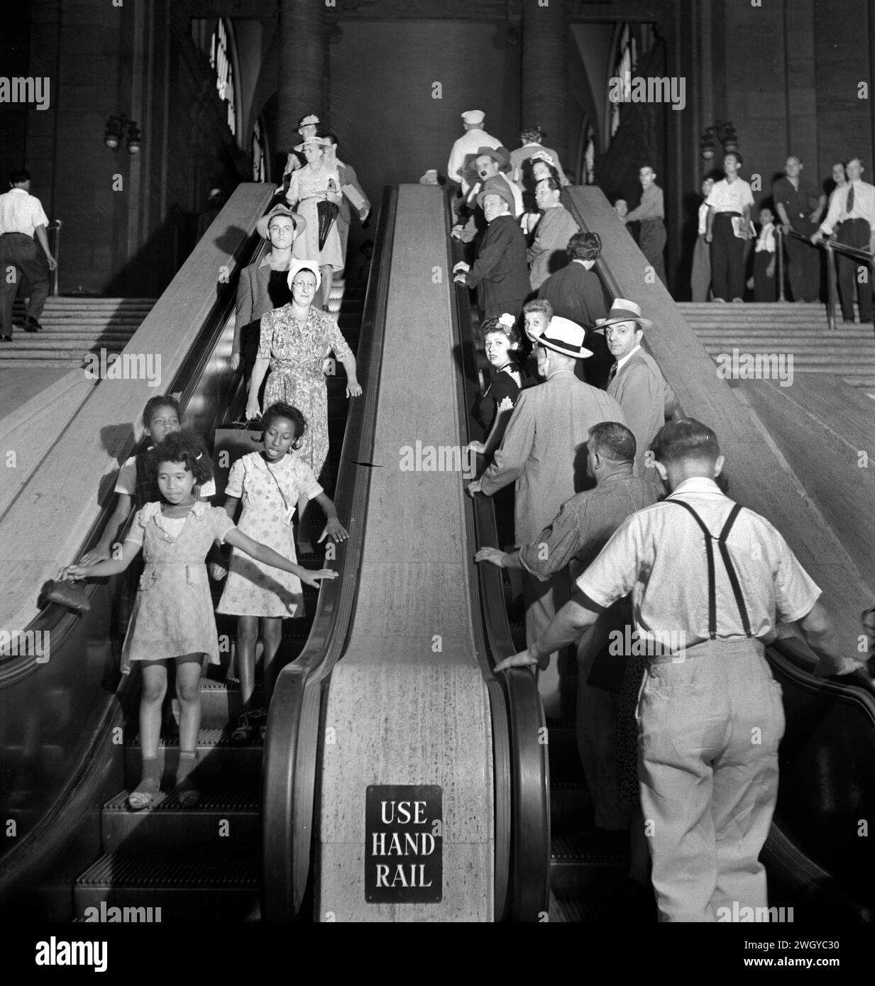 Gruppo di persone su scale mobili, Pennsylvania Station, New York City, New York, Stati Uniti, Marjory Collins, U.S. Office of War Information, agosto 1942 Foto Stock
