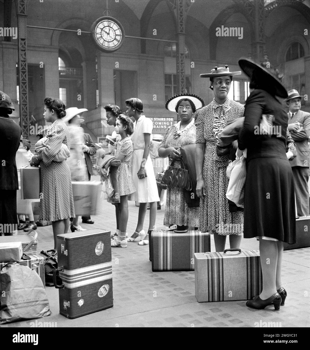 Gruppo di donne e bambini in attesa del treno, Pennsylvania Station, New York City, New York, USA, Marjory Collins, U.S. Office of War Information, agosto 1942 Foto Stock