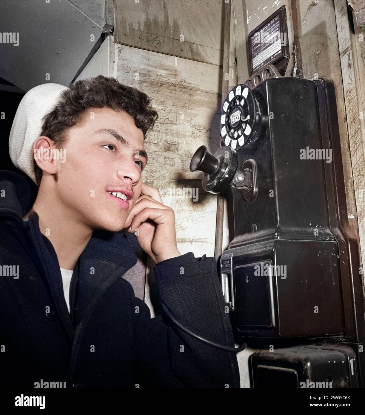 Ragazzo di 16 anni che si trova nella riserva navale degli Stati Uniti e parla al telefono a pagamento, New York, New York, USA, Marjory Collins, U.S. Office of War Information, gennaio 1943 Foto Stock