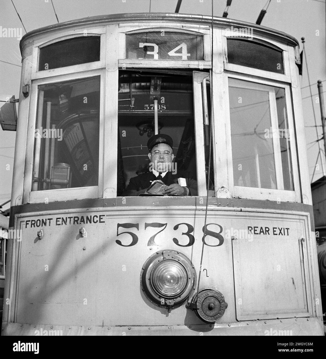 1917 carrello d'epoca, ricondizionato a causa della pressione del trasporto in tempo di guerra, e motociclista, Baltimora, Maryland, USA, Marjory Collins, U.S. Office of War Information, aprile 1943 Foto Stock