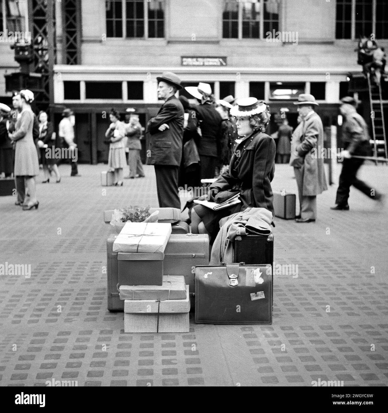 Donna seduta sui bagagli in attesa del treno, Pennsylvania Station, New York City, New York, USA, Gordon Parks, U.S. Office of War Information, giugno 1943 Foto Stock