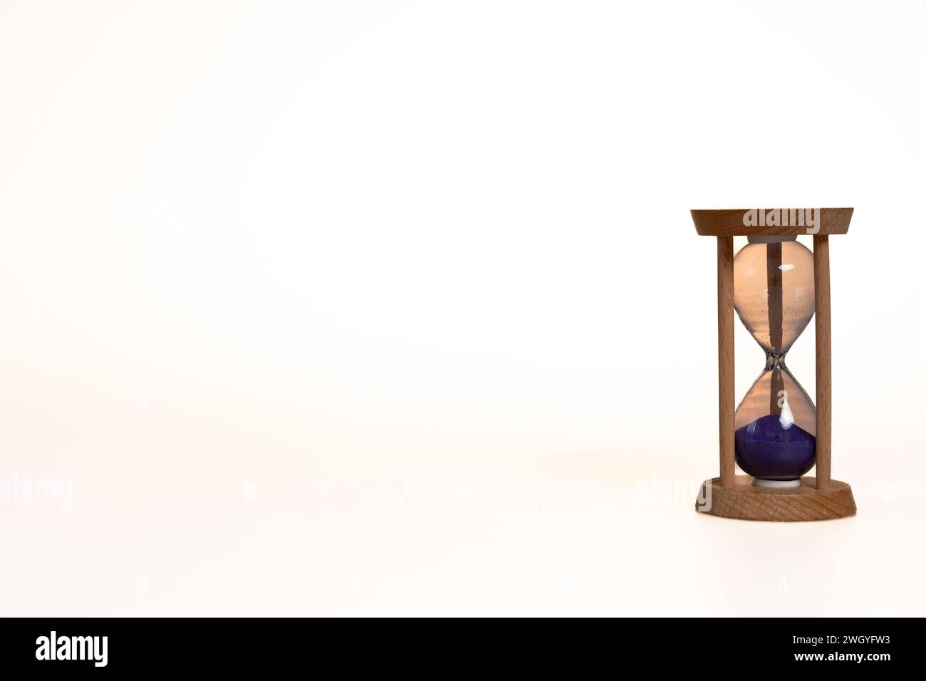 clessidra fuori tempo, timeout su spazio copia sfondo bianco Foto Stock