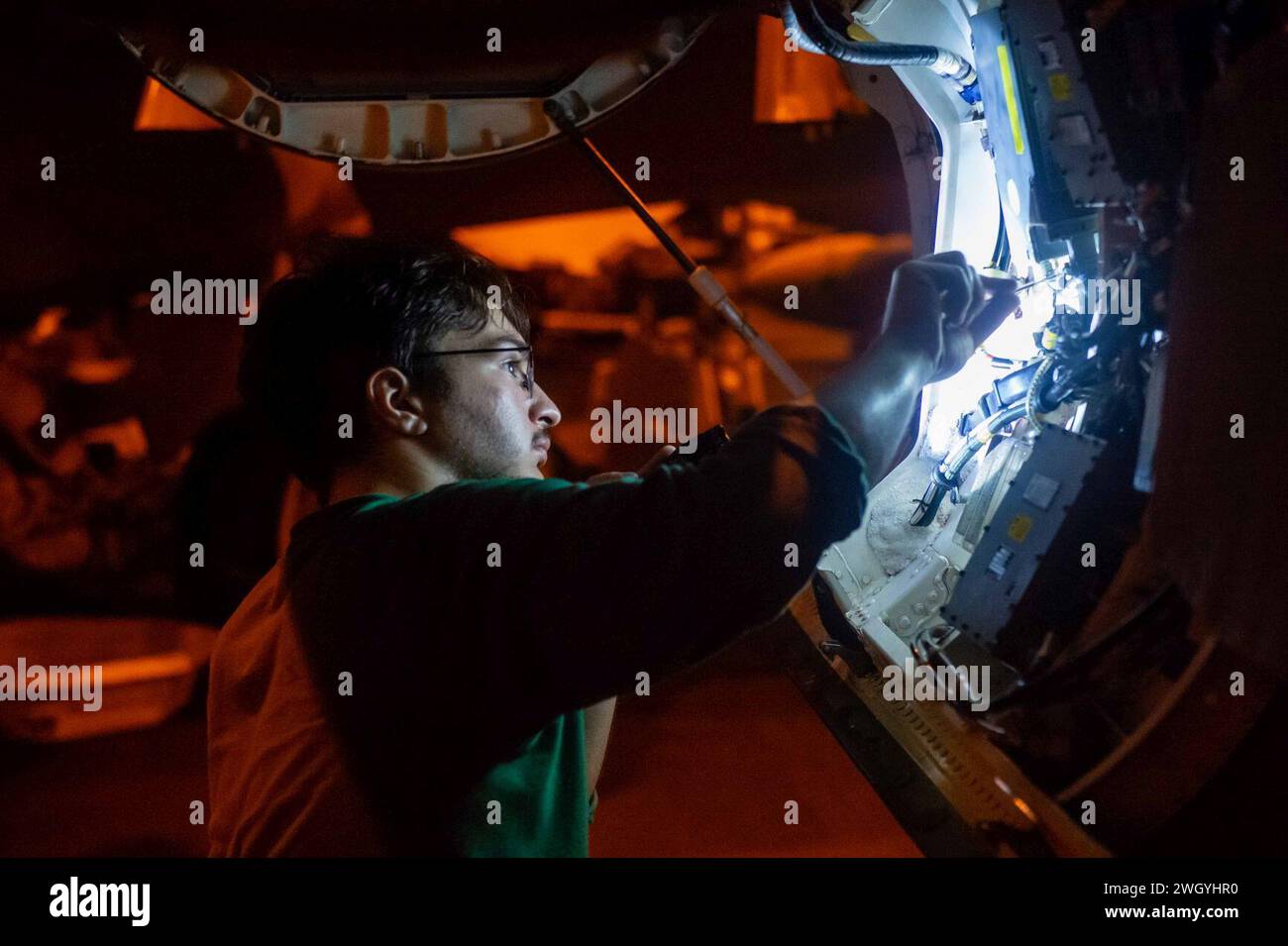 L'Aviation Electronics Technician di terza classe Christopher Hodges installa un faro radar su un F A-18E Super Hornet a bordo della USS Dwight D. Eisenhower (CVN 69) nel Mar Arabico. (51172401761). Foto Stock