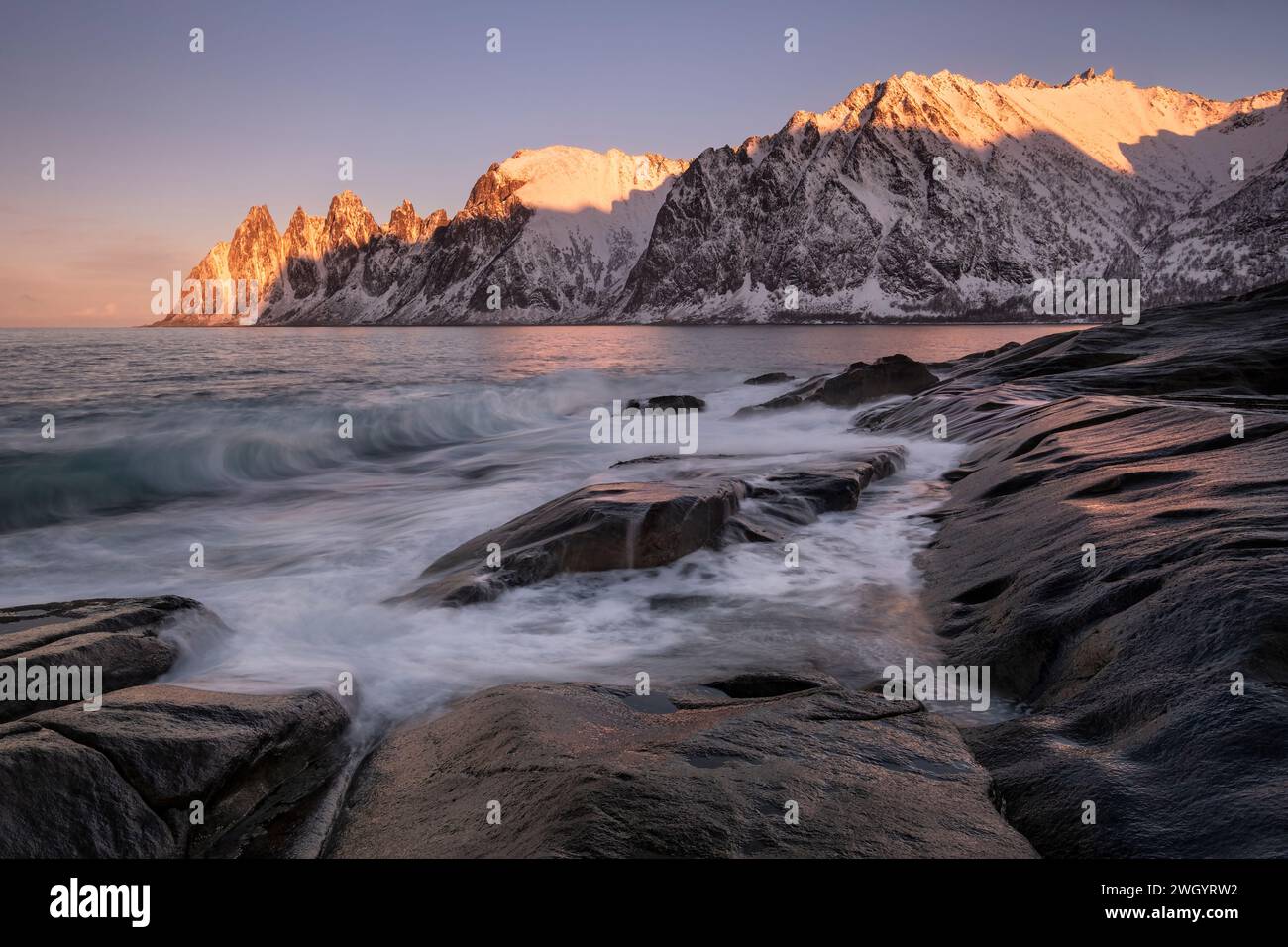 Tramonto a Devils Jaw o Ramnen Ridge, Tungeneset, Senja, Troms og Finnmark County, Norvegia, Scandinavia Foto Stock