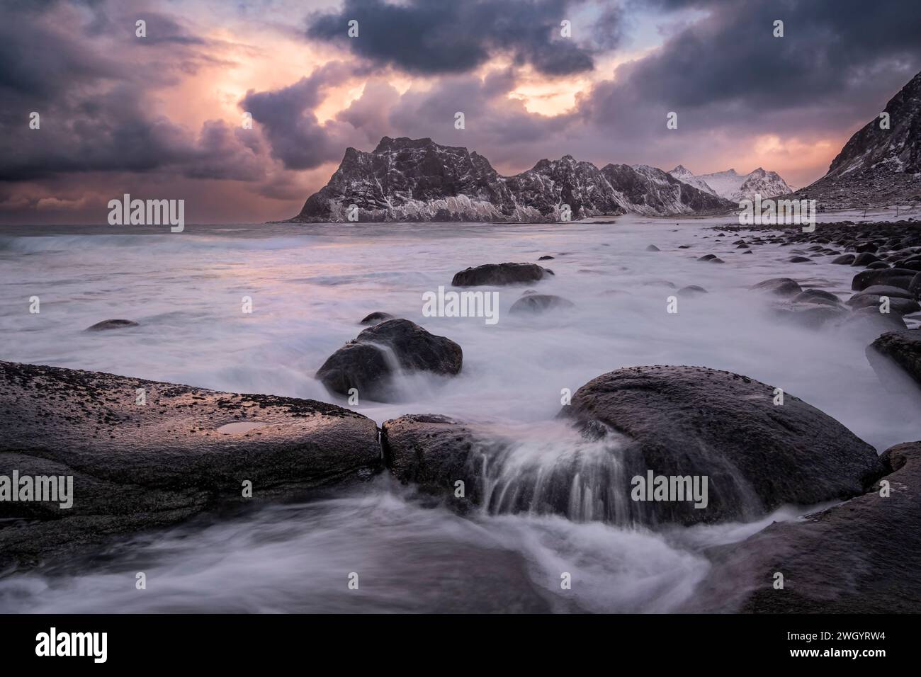 Spiaggia di Uttakleiv in inverno, isola di Vestvågøya, isole Lofoten, Norvegia, Scandinavia, Europa Foto Stock