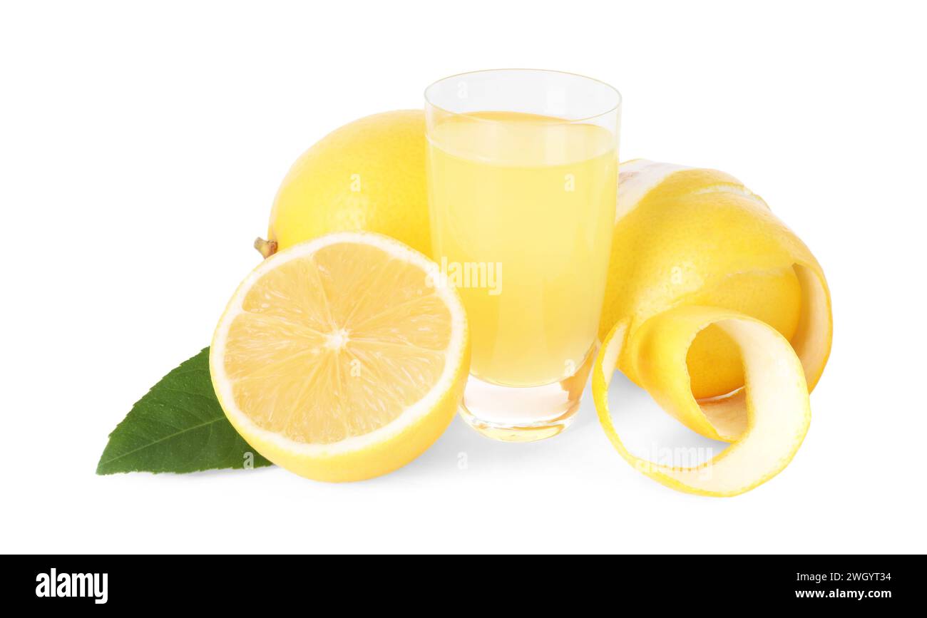 Bicchiere da shot con gustoso liquore al limoncello, limoni e foglia verde isolata su bianco Foto Stock