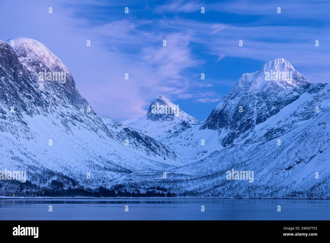 Crepuscolo sopra Bergsfjord e la catena montuosa Bergsbotn, Bergsbotn, Senja, Troms og Finnmark County, Norvegia Foto Stock