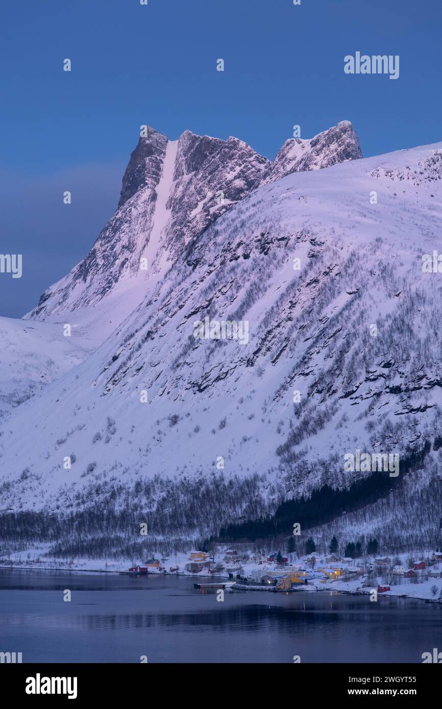 Il villaggio di Bergsbotn e Bergsfjord all'alba sostenuto dal monte Luttinden in inverno, la catena montuosa di Bergsbotn, Senja, Troms og Finnmark County, Nor Foto Stock