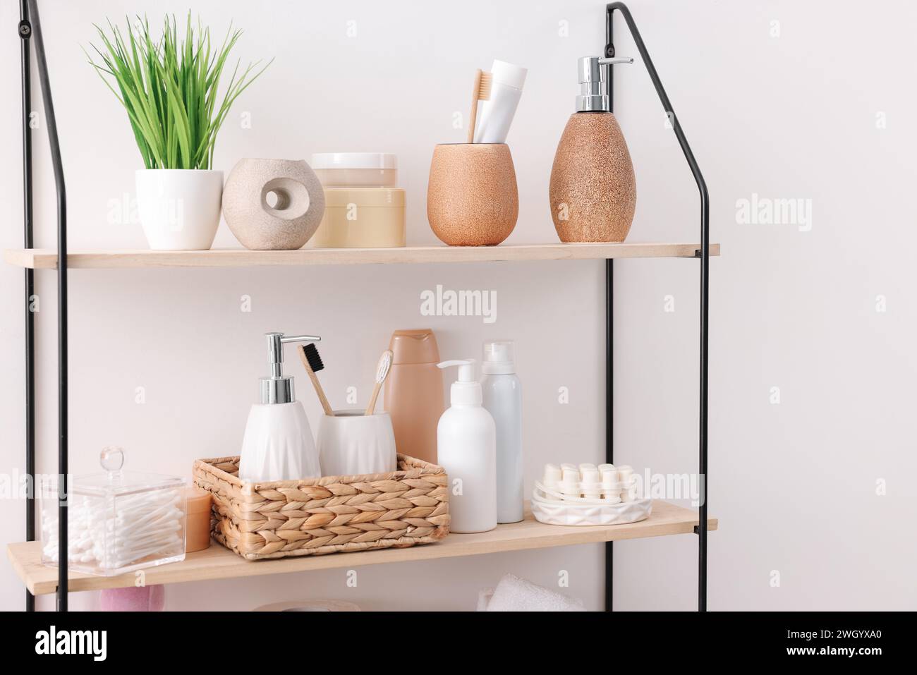 Diversi accessori per il bagno, prodotti per la cura della persona e piante artificiali per interni, spazio per testo Foto Stock