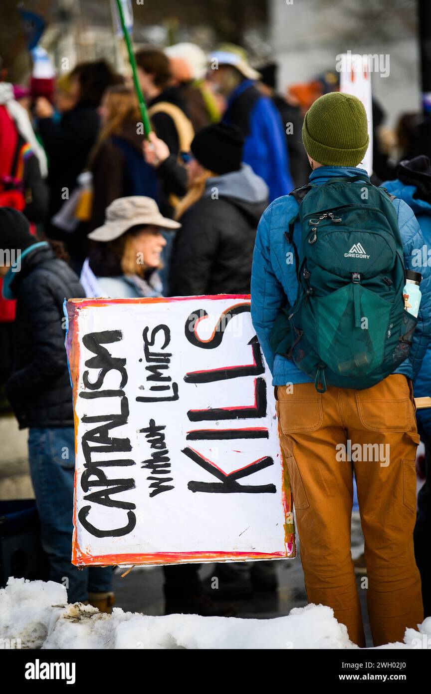 Sign Calling for Limits on capitalism al raduno sul cambiamento climatico, State House, Montpelier, VT, gennaio 27, 2024. Foto Stock