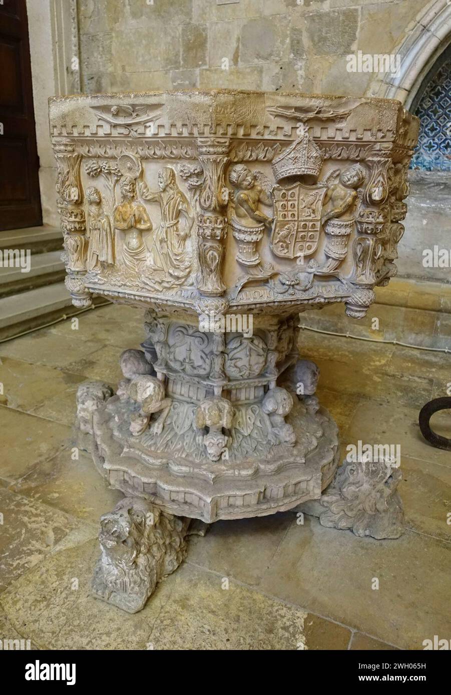 Fonte battesimale - sé Velha - Coimbra, Portogallo Foto Stock