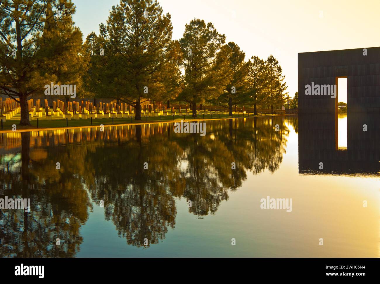 Ingresso formale al Bronze West Gate all'aperto Oklahoma City National Memorial, dedicato alle vittime dell'attentato al Federal Building del 19 aprile 1995 Foto Stock
