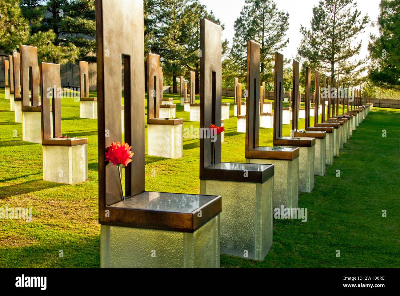 Il "campo delle sedie vuote" nell'Oklahoma City National Memorial rappresenta le 168 vittime perdute nel bombardamento del Federal Building il 19 aprile 1995 Foto Stock