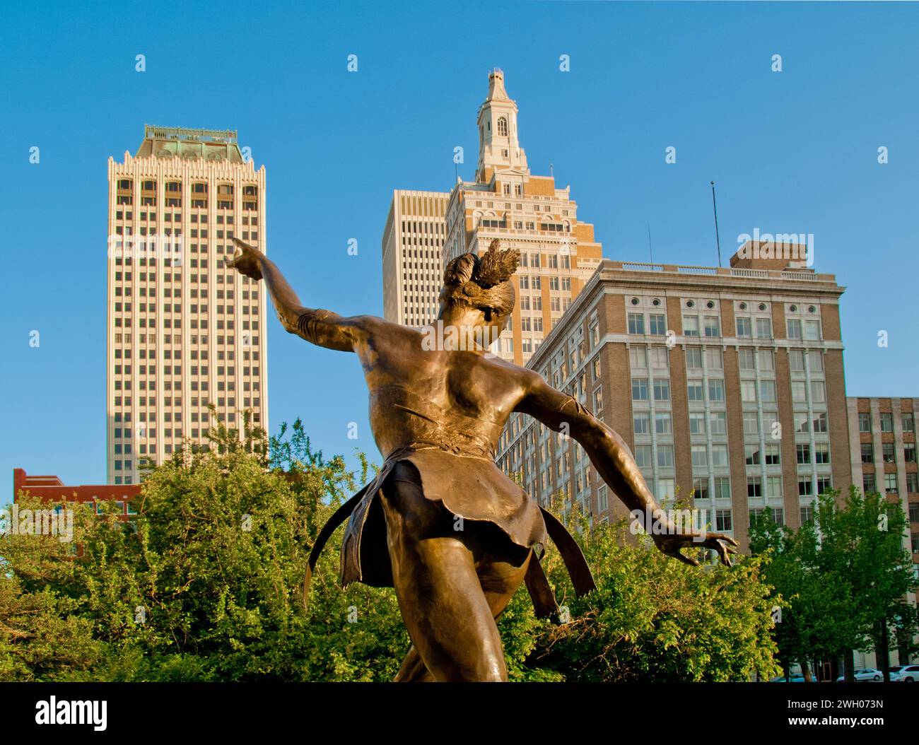 La statua della "ballerina indiana dell'Oklahoma" (di Jay o'Meilia) commemora le carriere di cinque ballerine indiane dell'Oklahoma acclamate a livello internazionale Foto Stock