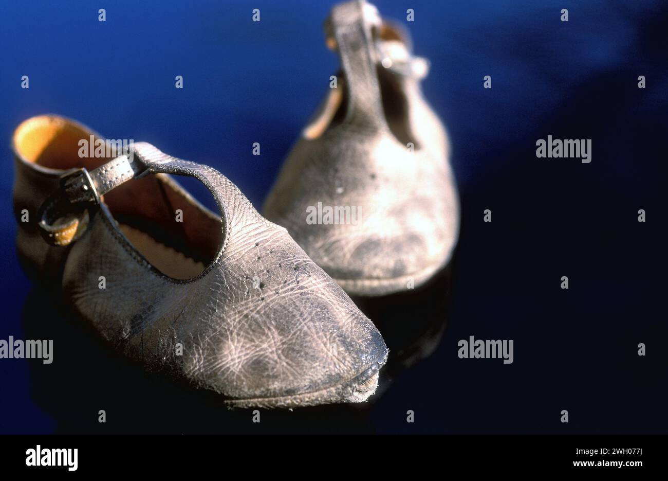 Le vecchie scarpe dei bambini erano usurate Foto Stock