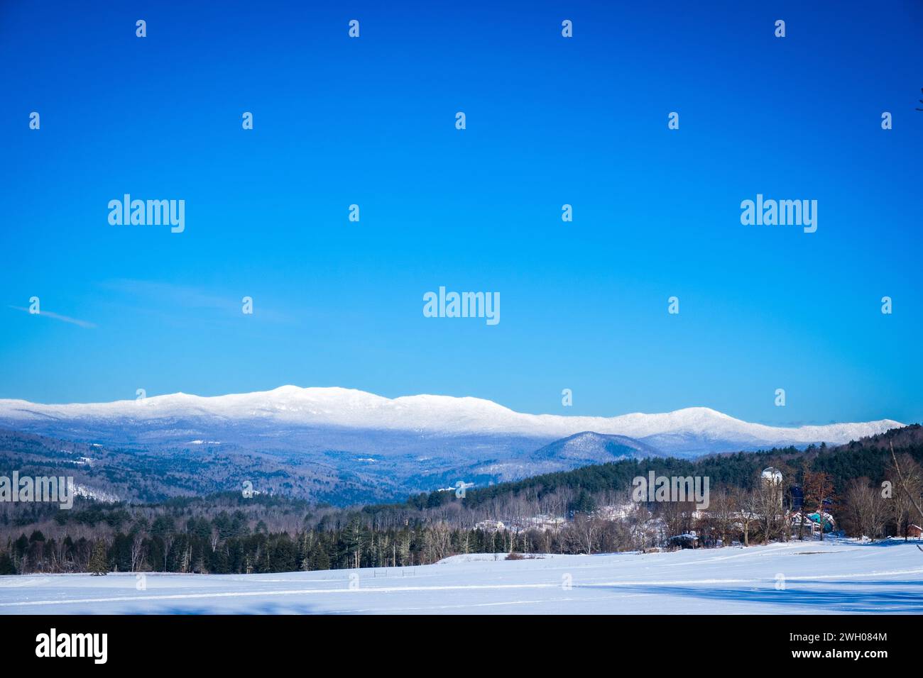 Sci di fondo, soleggiata giornata invernale lungo la catena montuosa Worcester nel Vermont centrale, New England, stati uniti. Foto Stock