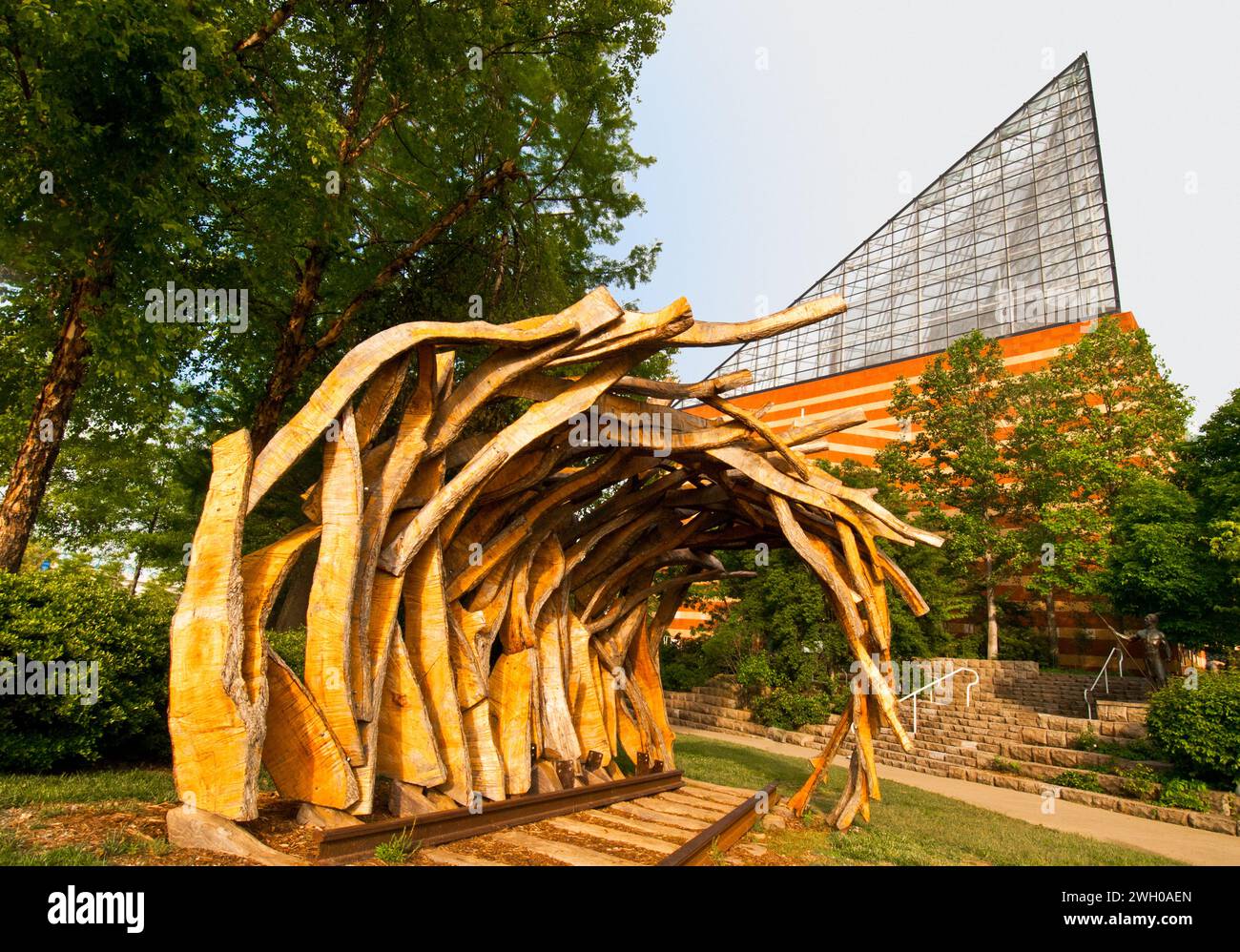 Scultura d'arte pubblica "rail Wave" di Chris Fennel (2008) vicino all'acquario del Tennessee che ospita il più grande acquario d'acqua dolce del mondo - Chattanooga, Foto Stock