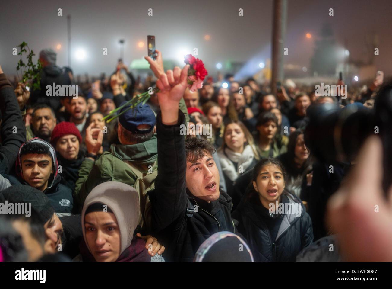 Hatay, Turchia. 6 febbraio 2024. Un uomo con un garofano grida slogan anti-governativi durante l'anniversario. Il 6 dicembre 2023, la Turchia ha vissuto il più grande terremoto della sua storia nella regione di confine siriana. Dopo terremoti consecutivi di magnitudo 7,4 e 7,7, 10 province nella regione orientale sono state colpite. Ad Hatay, una delle province più colpite dal terremoto, le persone si sono riunite per il primo anniversario del terremoto. (Foto di Tunahan Turhan/SOPA Images/Sipa USA) credito: SIPA USA/Alamy Live News Foto Stock