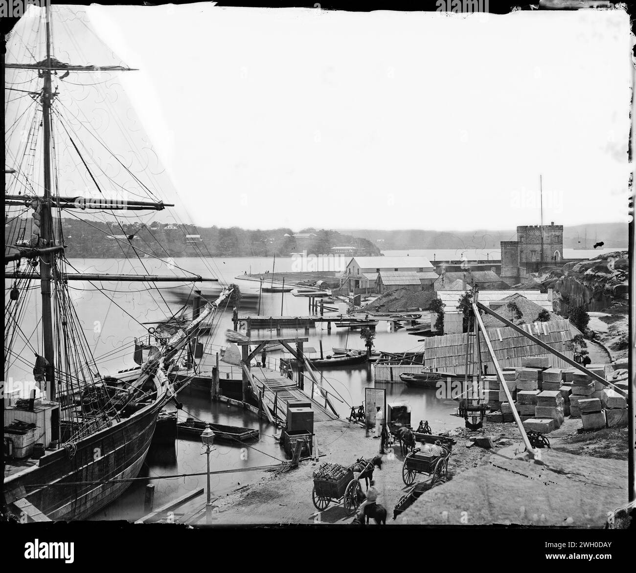 Banchine vicino a Fort Macquarie, Bennelong Point. Fort Macquarie & The First Sydney Rowing Club capannone, Bennelong Point (Tubowgule), Sydney, c.1873, da vintage Glass negative, Foto Stock