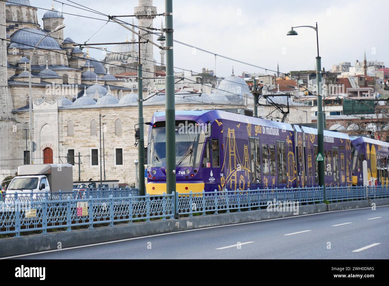 turchia istanbul 1° giugno 2023. Tram T1 al ponte di Eminonu Foto Stock