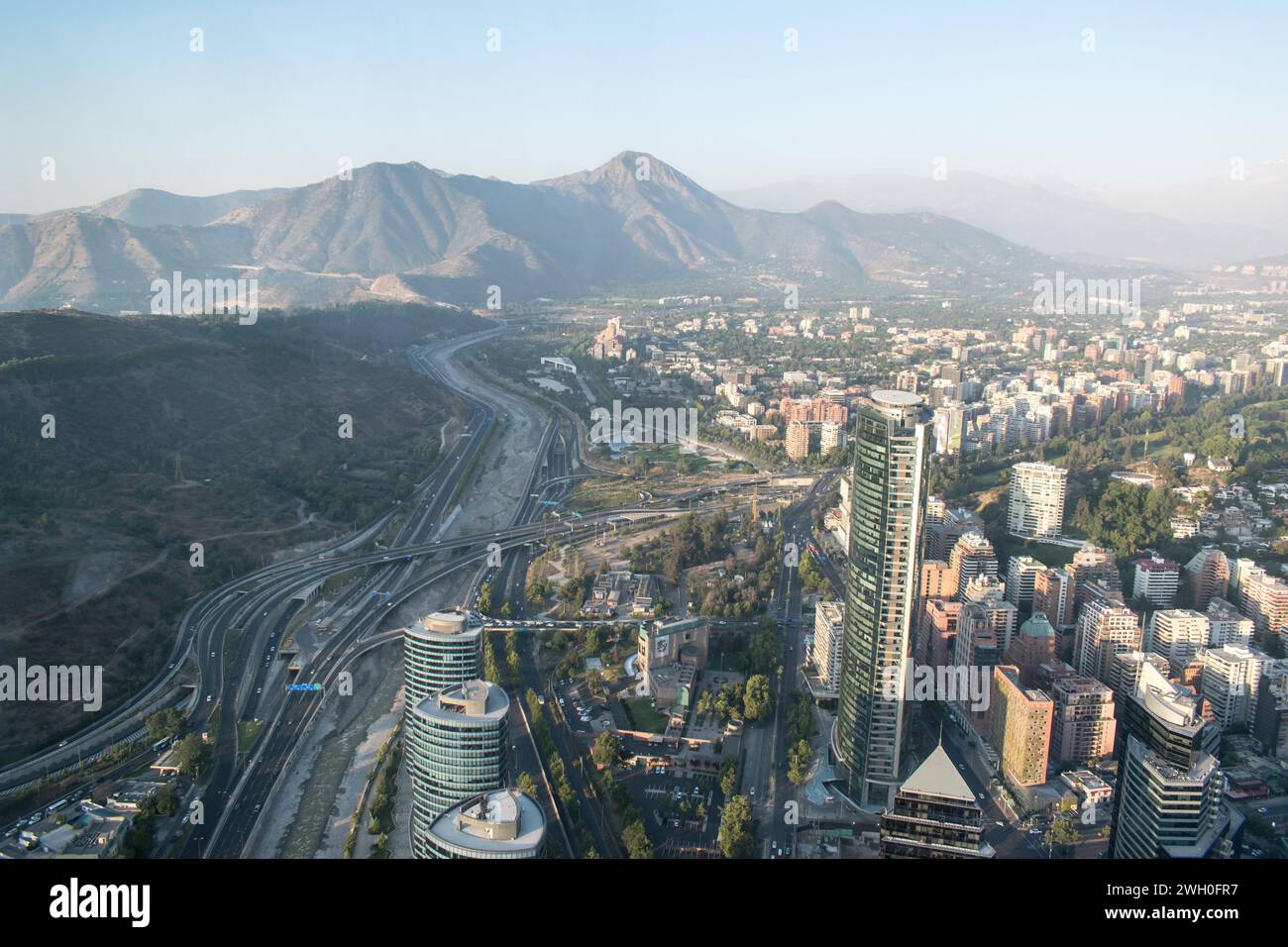 Vista panoramica dell'Autopista Costanera Norte, della catena montuosa di Manquehue e del quartiere Vitacura a Santiago, Cile. Foto Stock
