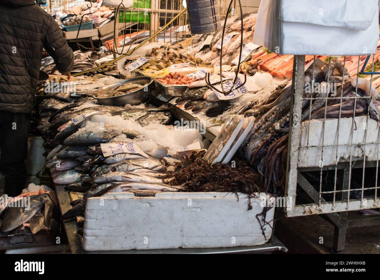 Il mercato centrale del Cile, noto anche come Mercado Central, è un vivace e vivace mercato situato nel cuore di Santiago. Foto Stock
