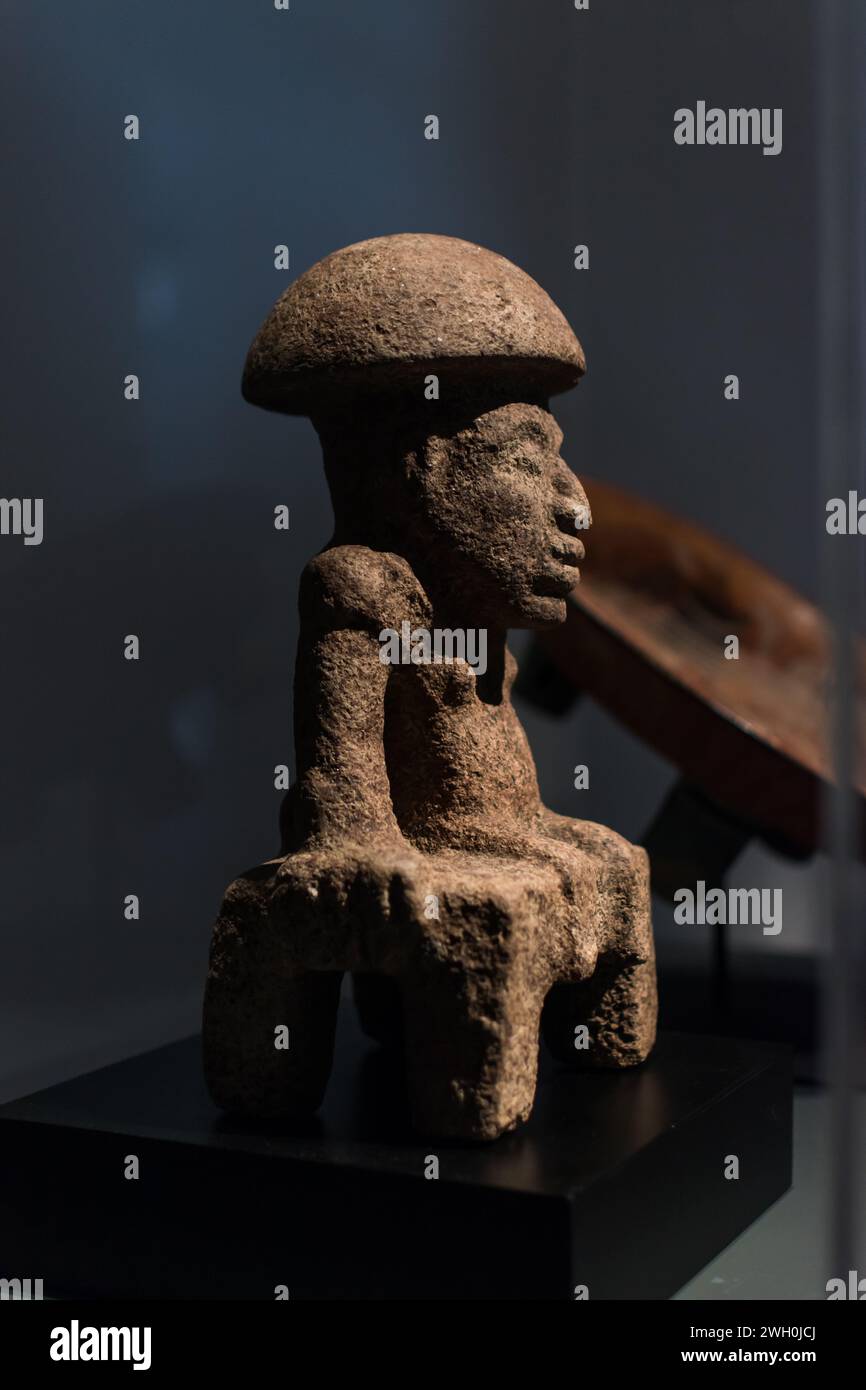 Figura antropomorfa a forma di uomo o donna e fungo esposta al Museo cileno di arte precolombiana Foto Stock