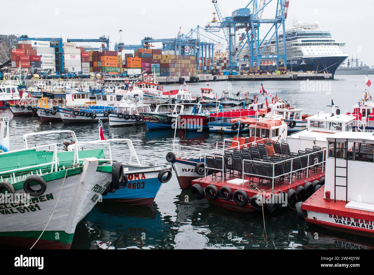 Il porto di Valparaíso, situato nell'omonima città nella regione di Valparaíso, è uno dei principali terminal container del paese. Foto Stock