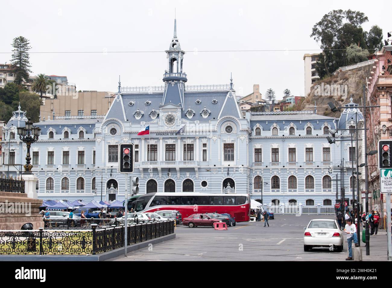 L'edificio del quartier generale della Marina cilena a Valparaiso è una struttura navale chiave, che unisce design storico e moderno. Foto Stock