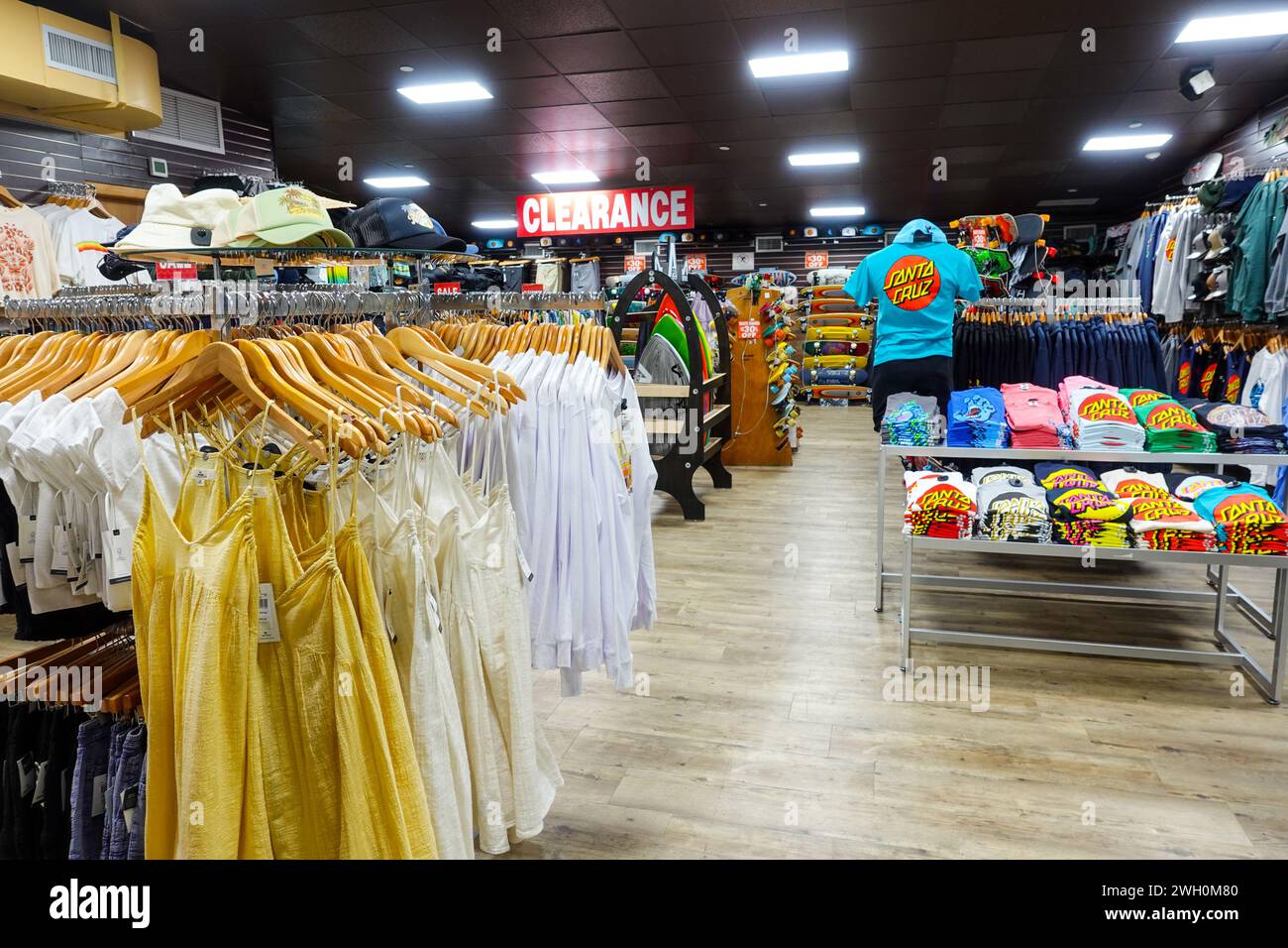 All'interno di un negozio di abbigliamento e articoli sportivi, con cartello di autorizzazione, in Florida Foto Stock