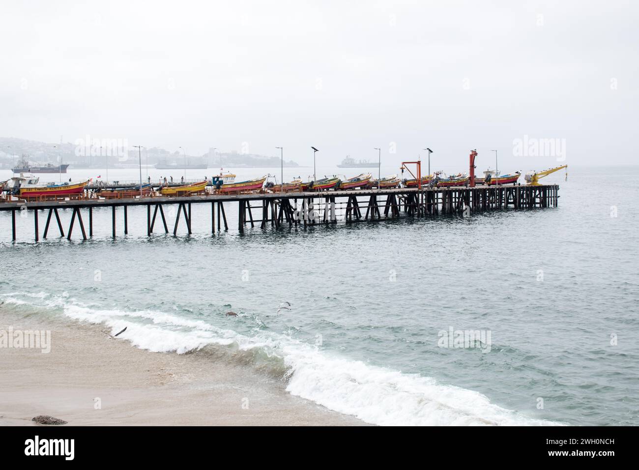 Le caletas di Valparaíso sono pittoresche insenature di pesca annidate lungo la costa della città. Foto Stock