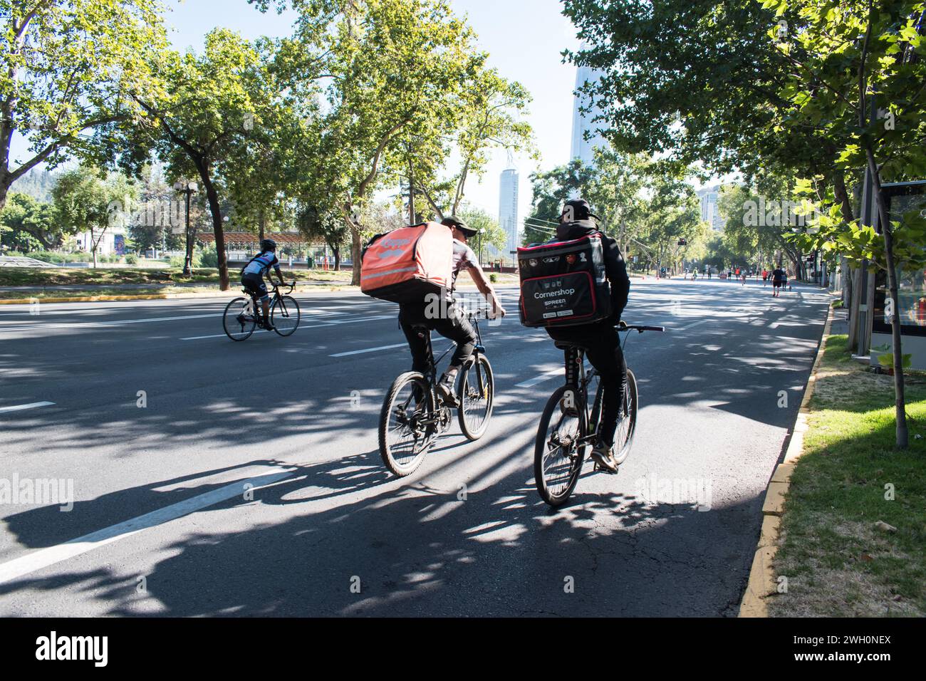 Il ciclo Recreo Vía a Santiago del Cile trasforma le strade in circuiti pedonali senza auto per sport, attività ricreative e incontri di comunità. Foto Stock