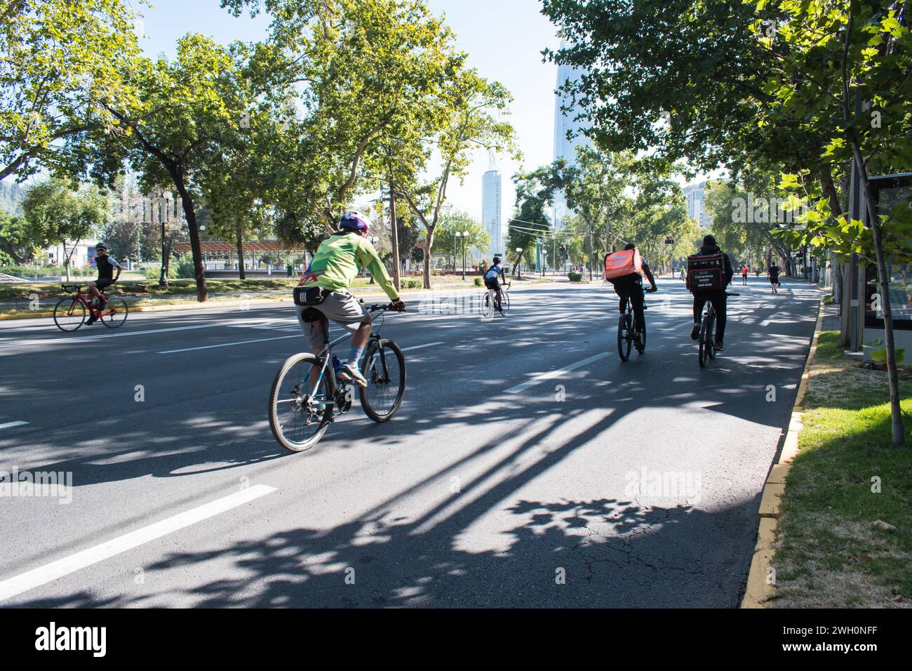 Il ciclo Recreo Vía a Santiago del Cile trasforma le strade in circuiti pedonali senza auto per sport, attività ricreative e incontri di comunità. Foto Stock