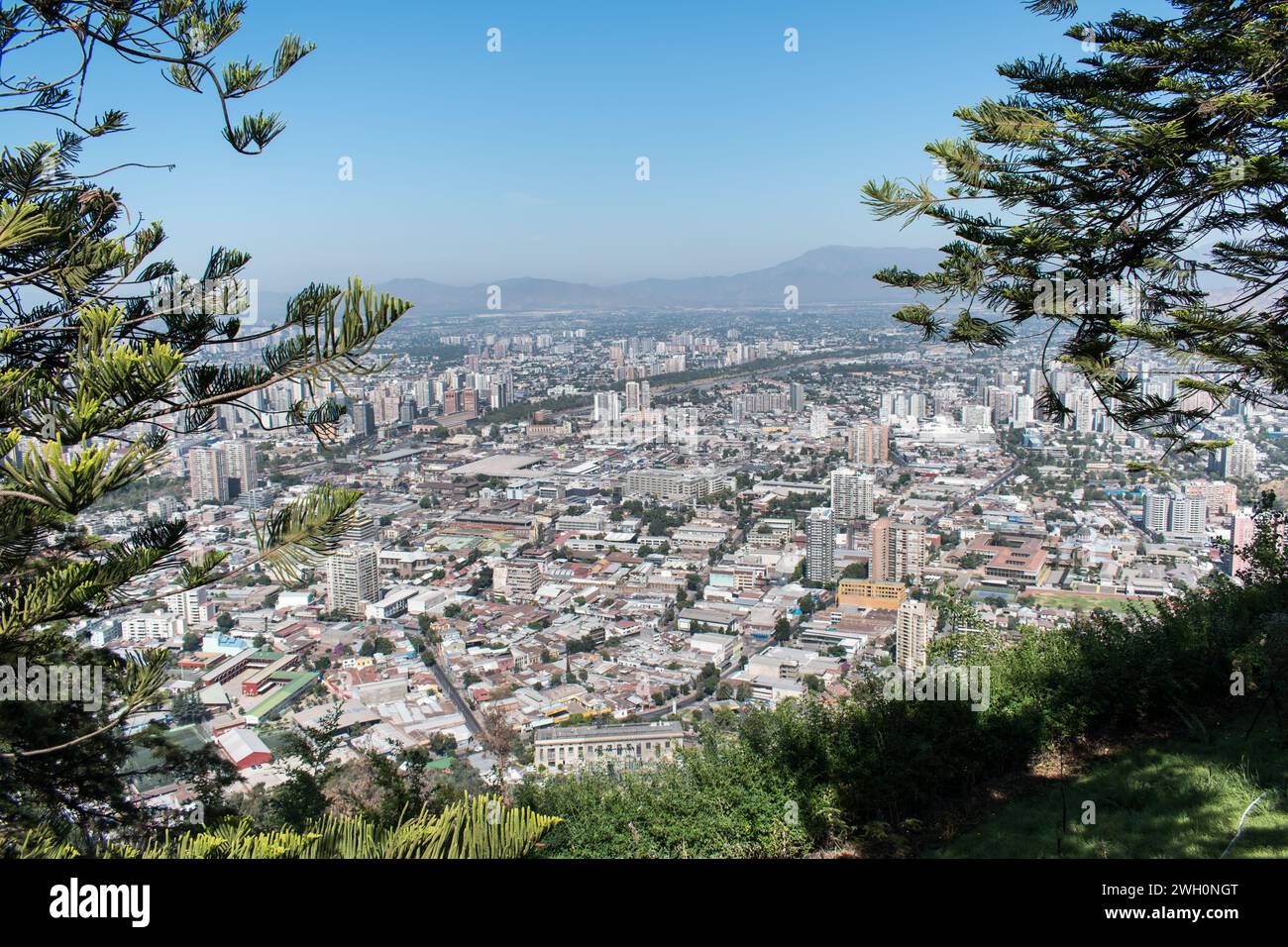 La splendida vista dalla collina di San Cristobal a Santiago offre vedute panoramiche del paesaggio urbano incorniciato dalle maestose Ande in lontananza. Foto Stock