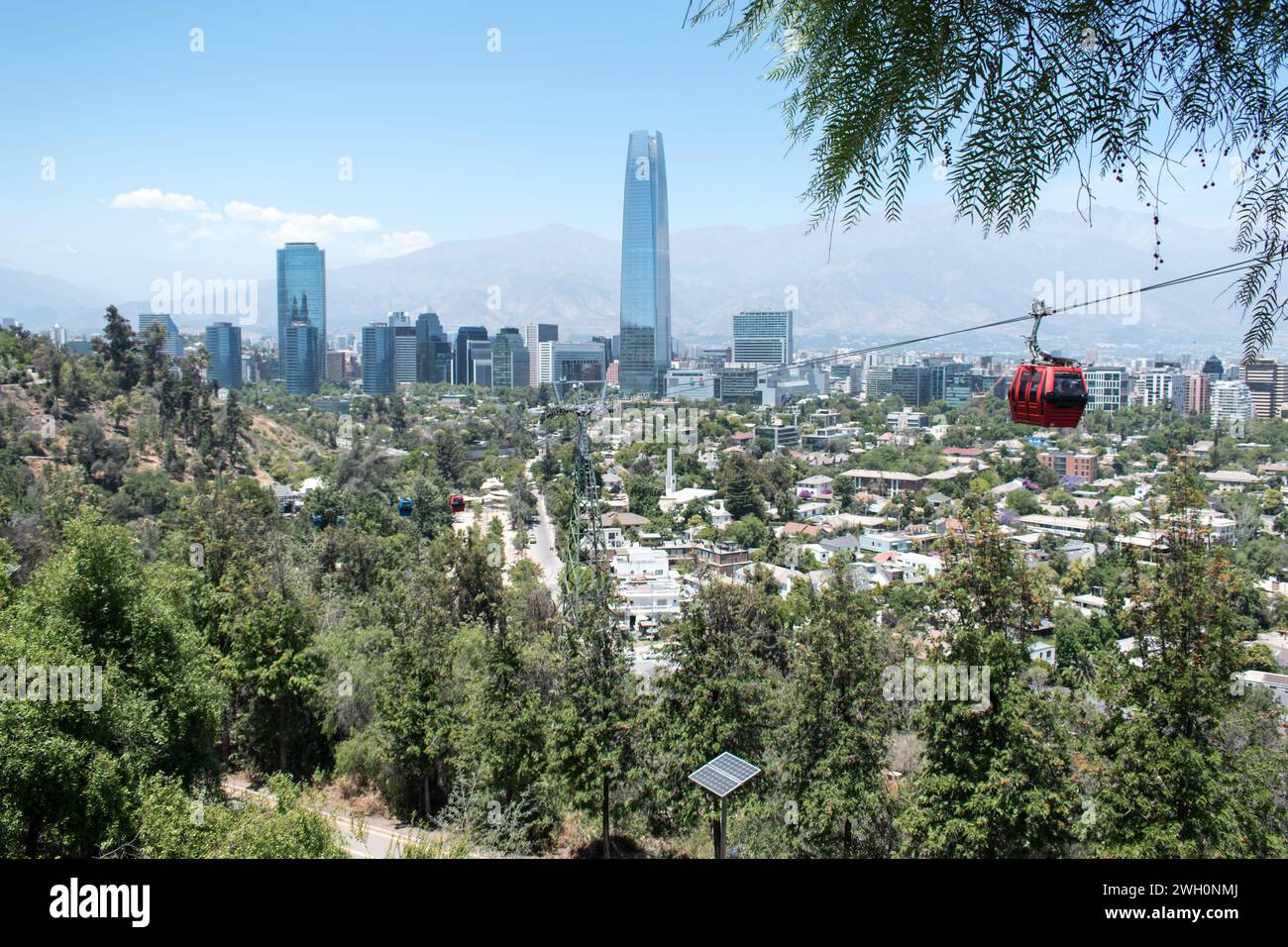 Paesaggio urbano dal Parco metropolitano di Santiago durante l'estate, con l'iconica Torre Costanera e la funivia in lontananza. Foto Stock