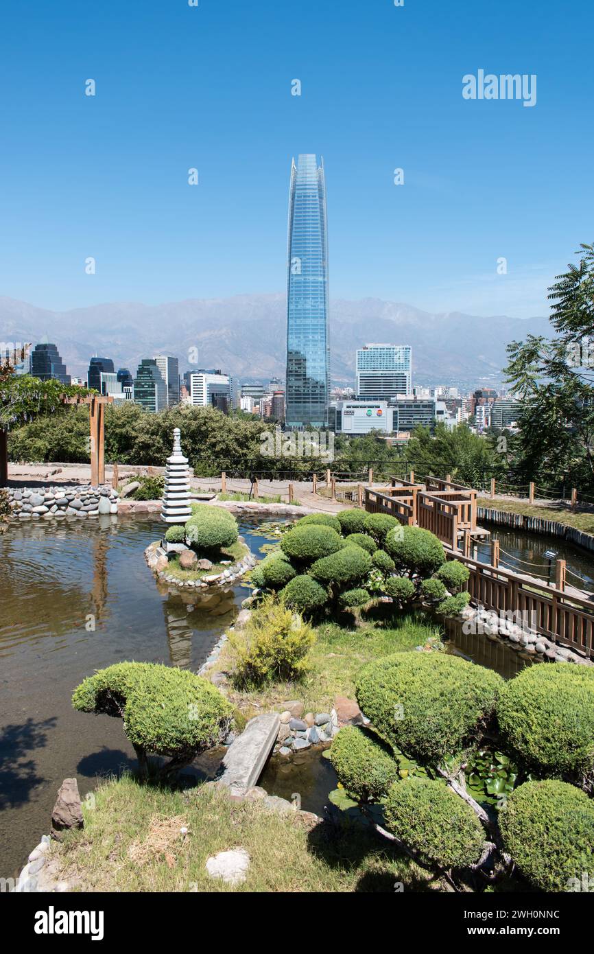 Vista panoramica del Giardino Giapponese e degli edifici cittadini di Santiago, come si vede dal Parco Metropolitano di Santiago. Foto Stock