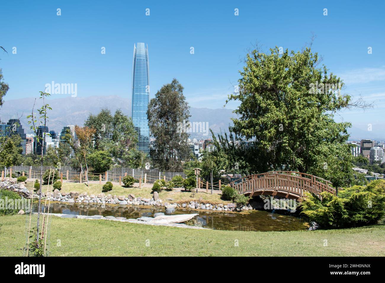 Vista panoramica del Giardino Giapponese e degli edifici cittadini di Santiago, come si vede dal Parco Metropolitano di Santiago. Foto Stock