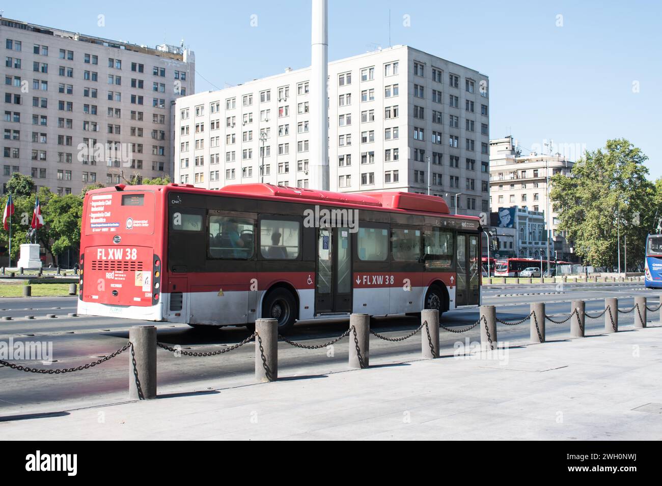 Gli autobus rossi del sistema rosso di Santiago sono iconici e offrono servizi di trasporto essenziali a residenti e visitatori. Foto Stock