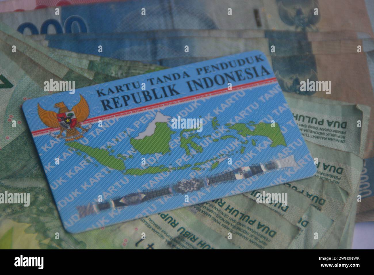 vista dall'alto ravvicinata sulla carta d'identità in indonesia. Le carte d'identità devono essere presentate almeno diciassette anni di cittadinanza indonesiana. Foto Stock