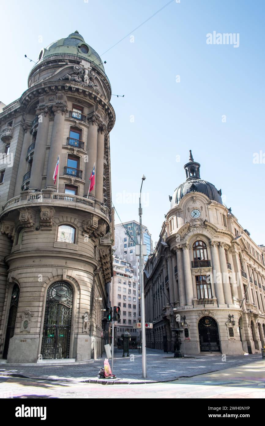 Il Santiago Stock Exchange Building, costruito dall'architetto Emile Jecquier tra il 1913 e il 1917, si trova in via Bandera nel centro di Santiago del Cile. Foto Stock