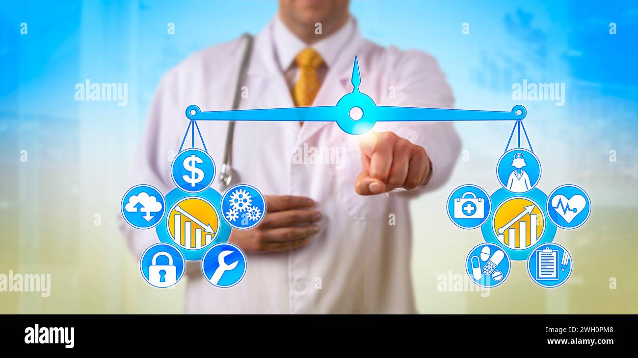 Medico irriconoscibile che bilancia i costi del sistema sanitario digitale e della sicurezza dei dati rispetto al miglioramento dell'assistenza ai pazienti su una bilancia virtuale. Co Foto Stock