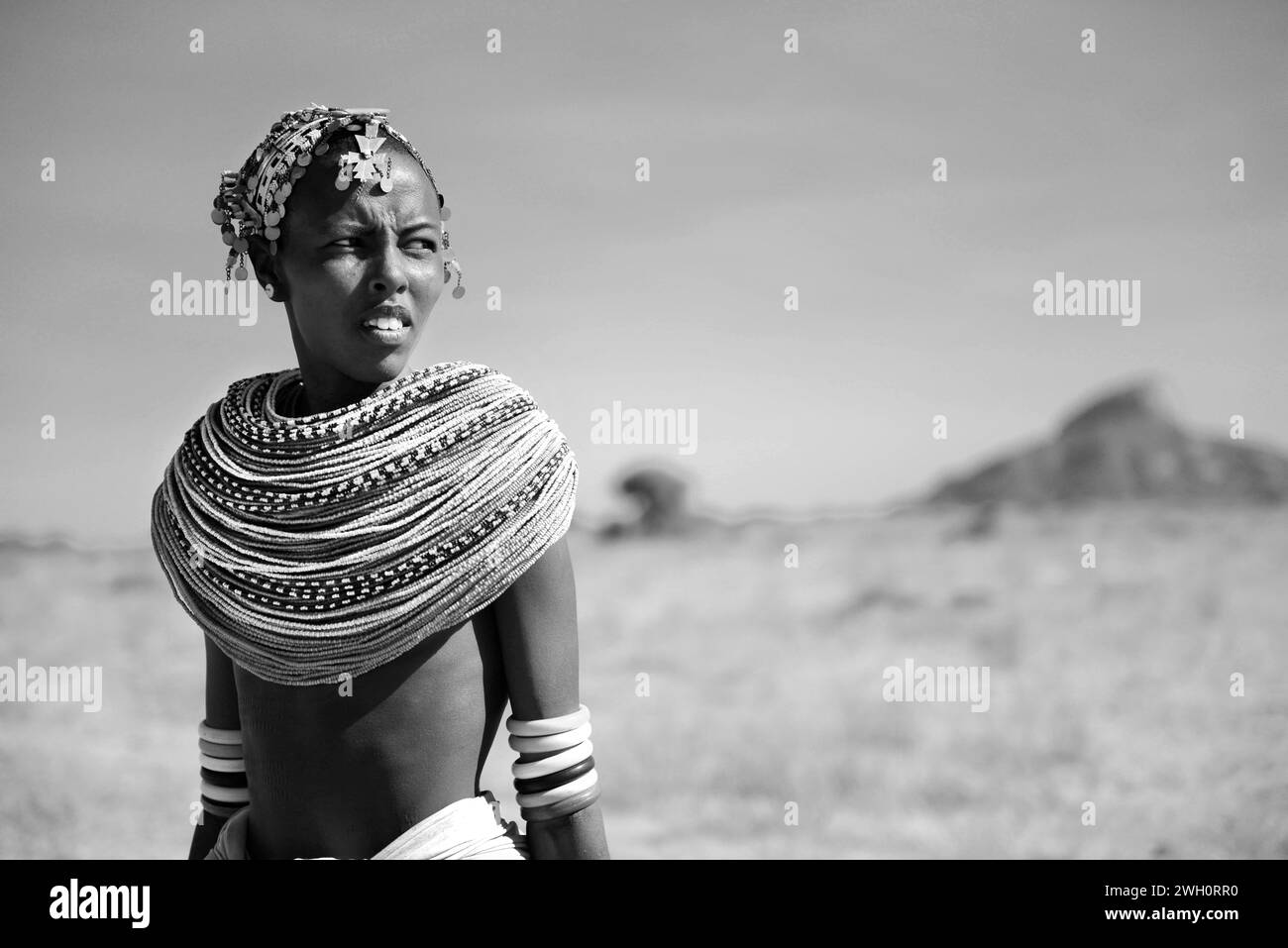 Una giovane donna Samburu che indossa una collana tradizionale con più perline. Laisamis-South Horr Road, Kenya Foto Stock