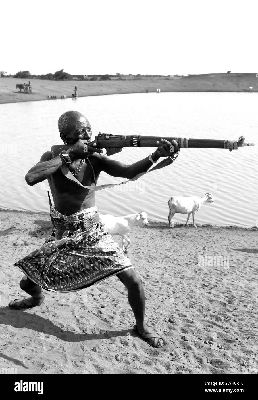 Un Samburu uomo che ha di mira con il suo fucile. Foto Stock